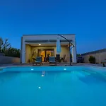 House Sara With Heated Pool * Privlaka (Zadar)