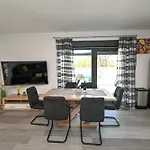 בית נופש House Sara With Heated Pool