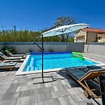 בית נופש House Sara With Heated Pool *