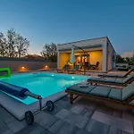 בית נופש House Sara With Heated Pool פריבלאקה
