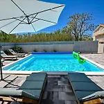 בית נופש House Sara With Heated Pool פריבלאקה