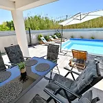 House Sara With Heated Pool פריבלאקה