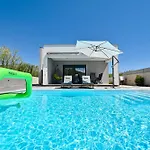 בית נופש House Sara With Heated Pool
