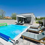 House Sara With Heated Pool Feriehus *