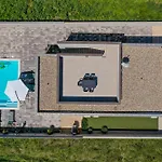 House Sara With Heated Pool בית נופש פריבלאקה