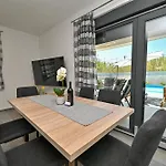 House Sara With Heated Pool בית נופש