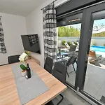 בית נופש House Sara With Heated Pool *