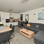 House Sara With Heated Pool בית נופש פריבלאקה