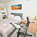 בית נופש House Sara With Heated Pool פריבלאקה