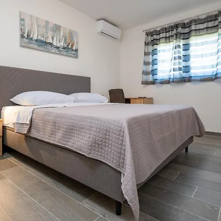 Kuca Za Odmor Sara With Heated Pool *