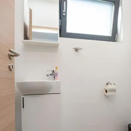 Holiday home Kuca Za Odmor Sara With Heated Pool Privlaka (Zadar)