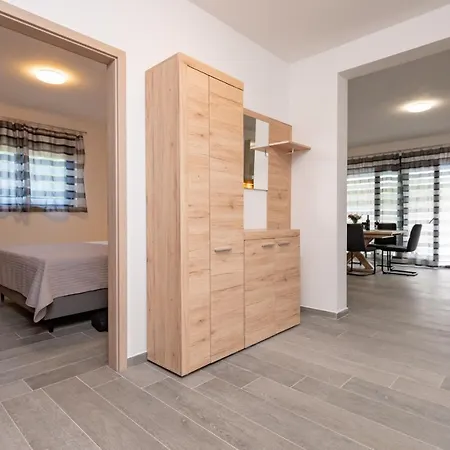 Kuca Za Odmor Sara With Heated Pool Privlaka (Zadar)
