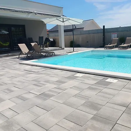 Holiday home Kuca Za Odmor Sara With Heated Pool