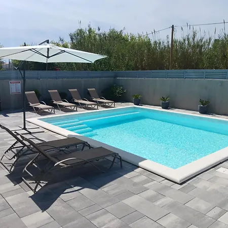 Kuca Za Odmor Sara With Heated Pool Privlaka (Zadar)