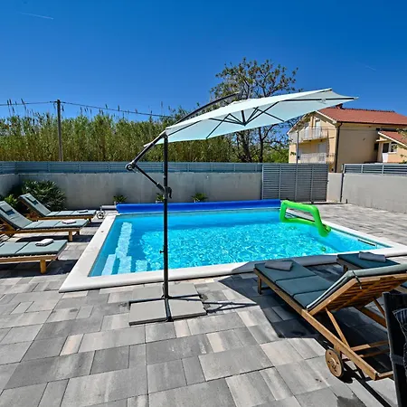 Prázdninový dům House Sara With Heated Pool *