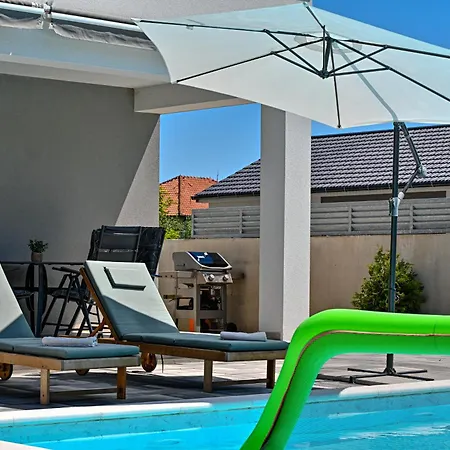 Prázdninový dům House Sara With Heated Pool