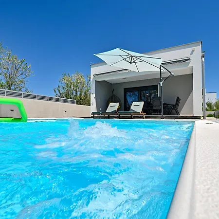 House Sara With Heated Pool Prázdninový dům *