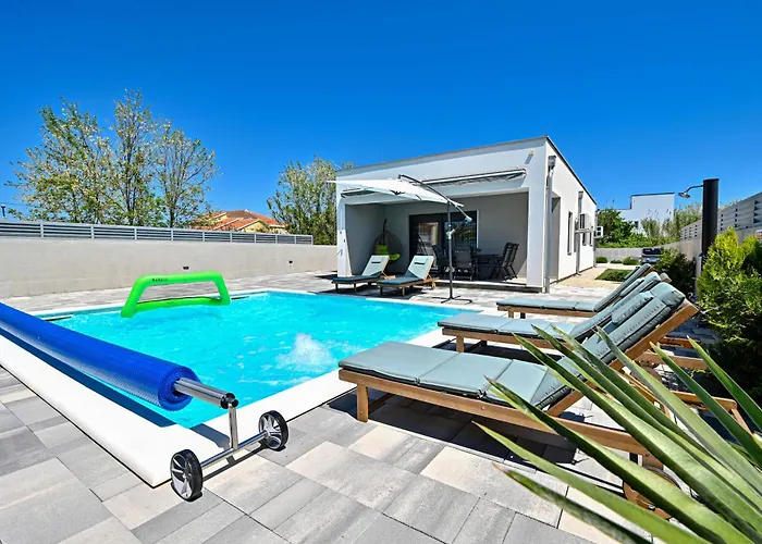 House Sara With Heated Pool Σπίτι διακοπών