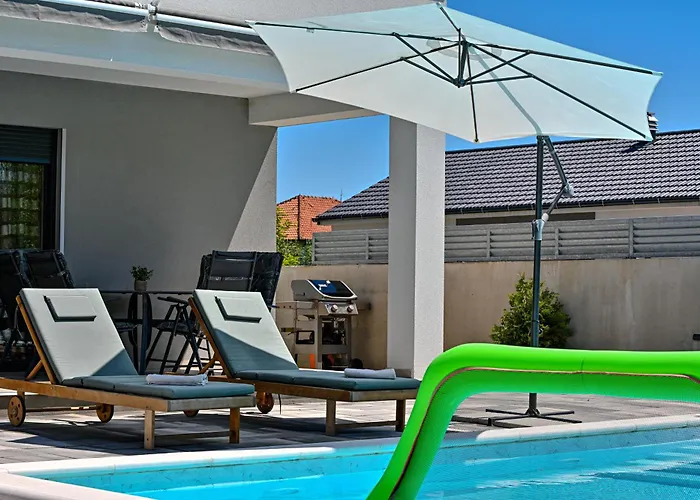 Σπίτι διακοπών House Sara With Heated Pool