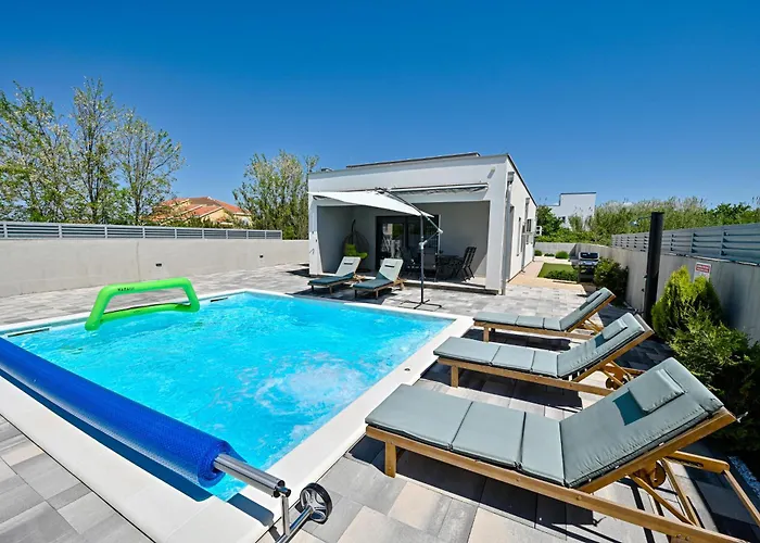 House Sara With Heated Pool Σπίτι διακοπών *