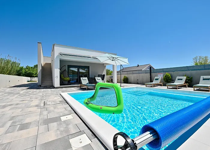 Σπίτι διακοπών House Sara With Heated Pool