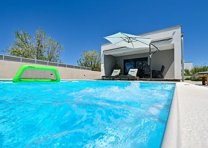 House Sara With Heated Pool Privlaka (Zadar)