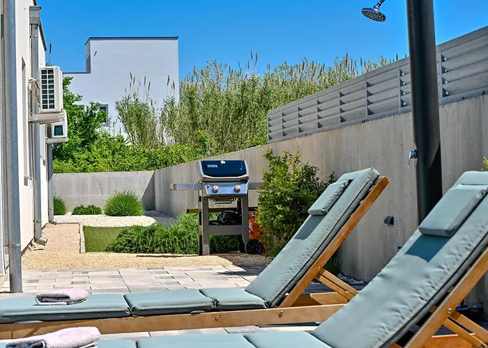 House Sara With Heated Pool * Privlaka (Zadar)