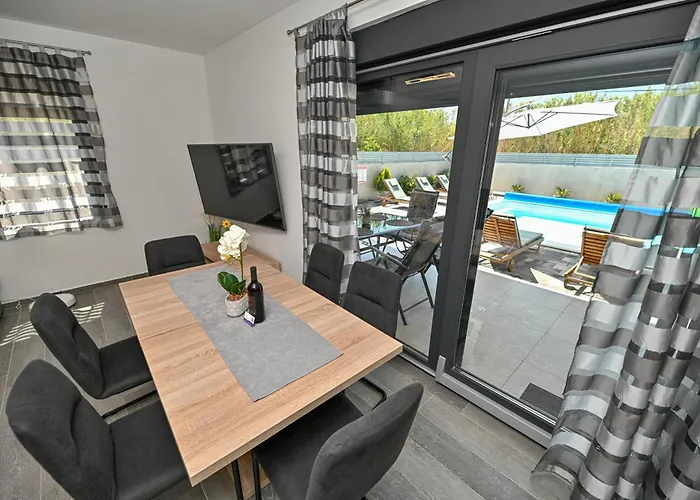 House Sara With Heated Pool