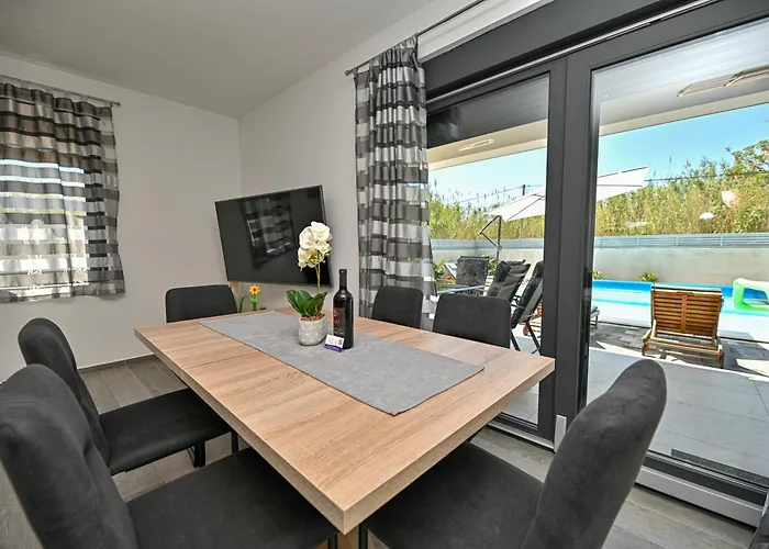 House Sara With Heated Pool Σπίτι διακοπών