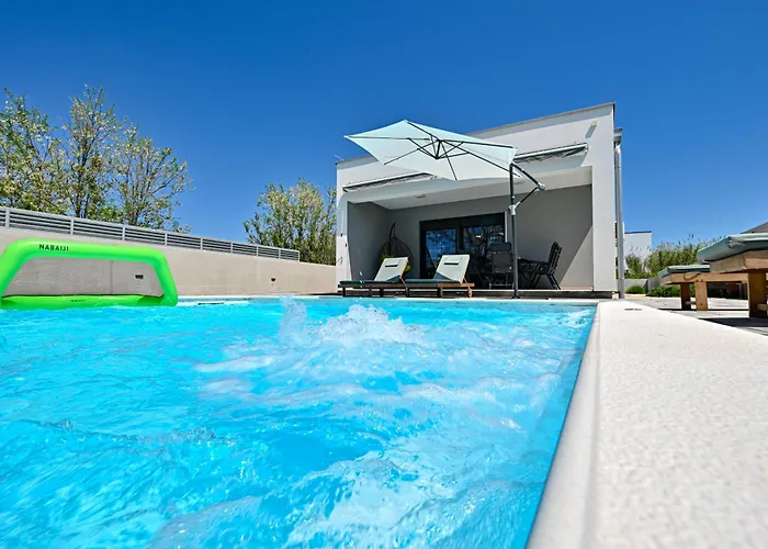 House Sara With Heated Pool Feriehus *