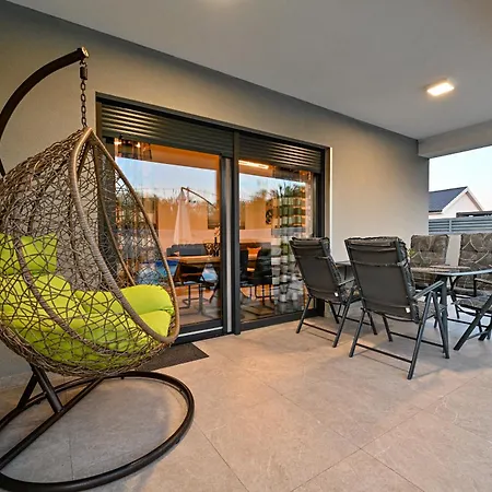 House Sara With Heated Air Massage Pool *