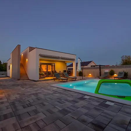 House Sara With Heated Pool