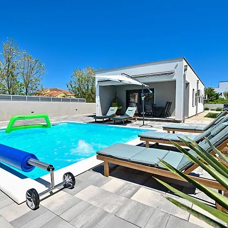 House Sara With Heated Pool Dom wakacyjny