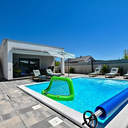 House Sara With Heated Pool Holiday home Privlaka (Zadar)