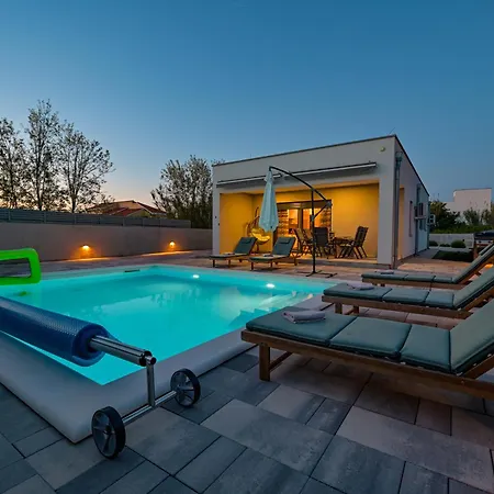 Holiday home House Sara With Heated Pool Privlaka (Zadar)