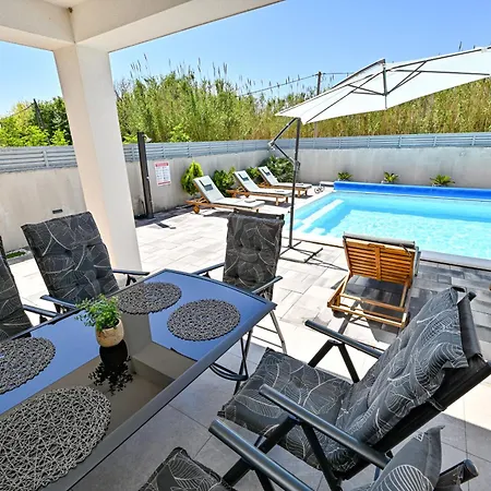 House Sara With Heated Pool Privlaka (Zadar)