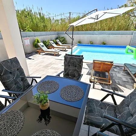 House Sara With Heated Pool Privlaka (Zadar)