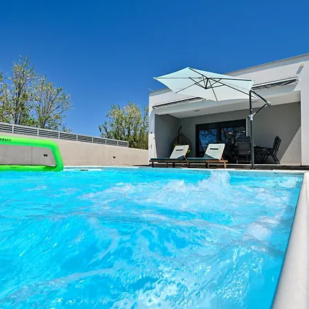 House Sara With Heated Pool Privlaka (Zadar)