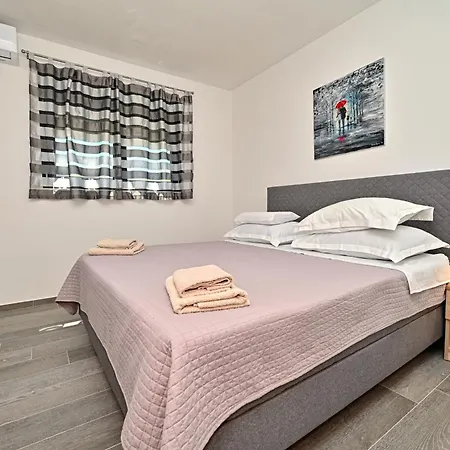 House Sara With Heated Pool Holiday home *