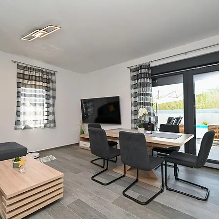House Sara With Heated Pool Privlaka (Zadar)