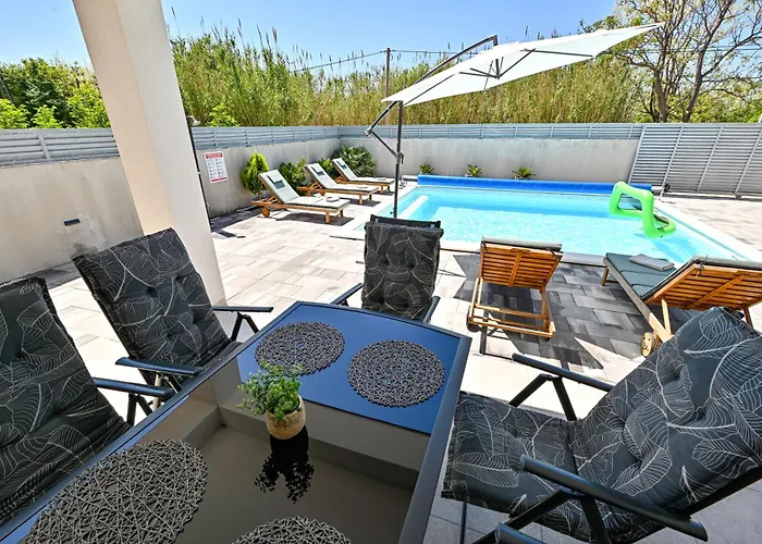 House Sara With Heated Pool Privlaka (Zadar)